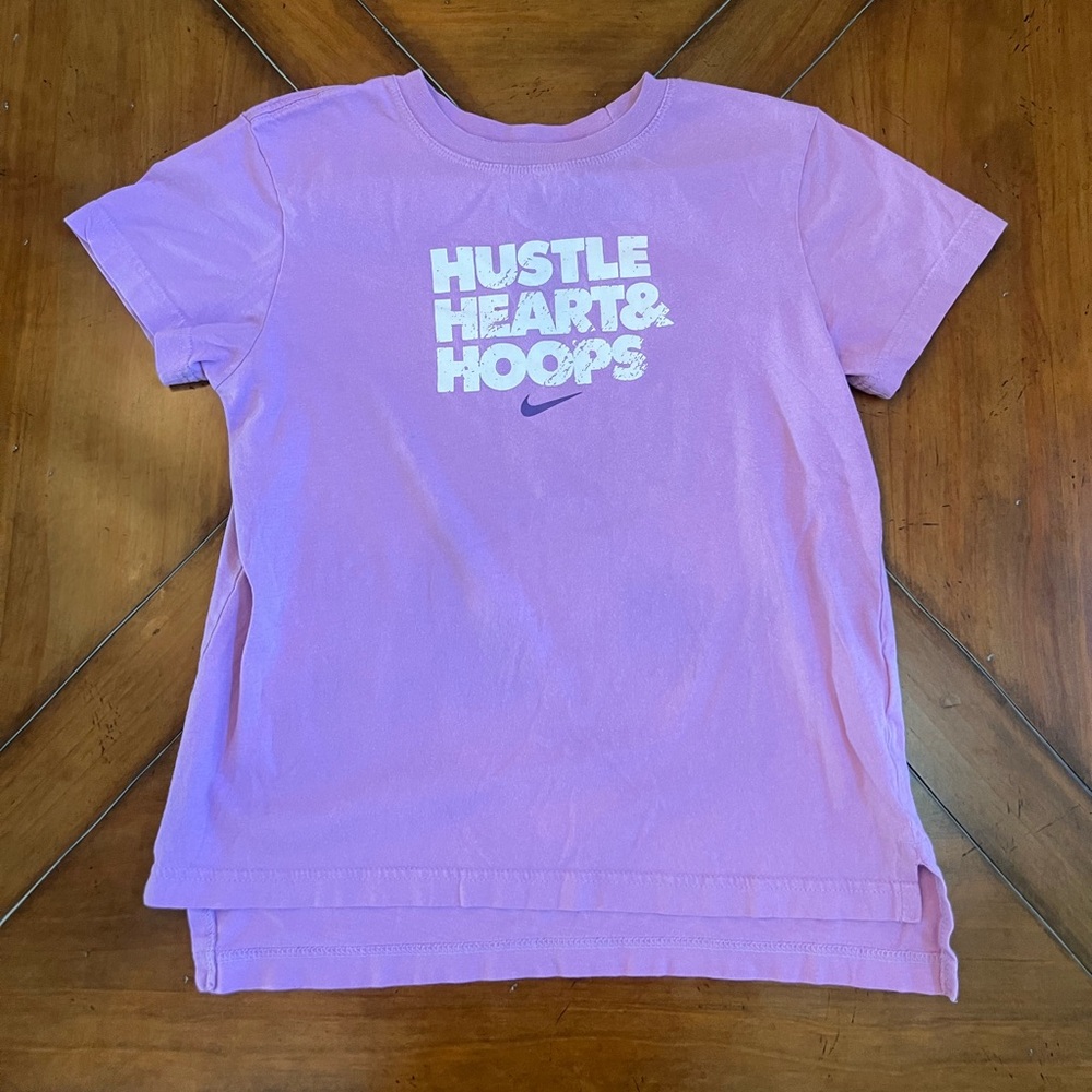Nike Girls Graphic T-Shirt – Hustle Heart & Hoops Design, Short Sleeve